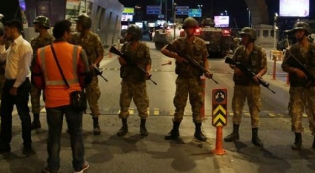 Darbeci albayın evinden çıktı!