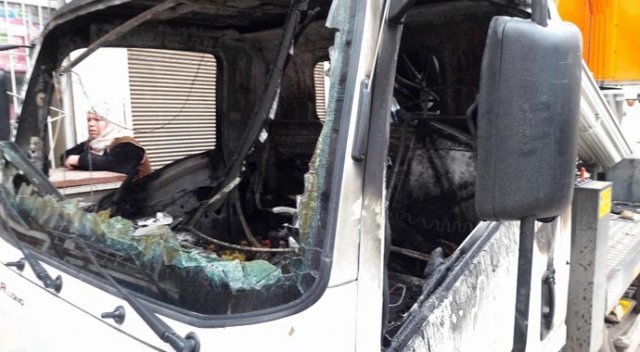 Diyarbakır'da aydınlatma çalışması için gelen aracı yaktılar Diyarbakır'da aydınlatma çalışması için gelen aracı yaktılar