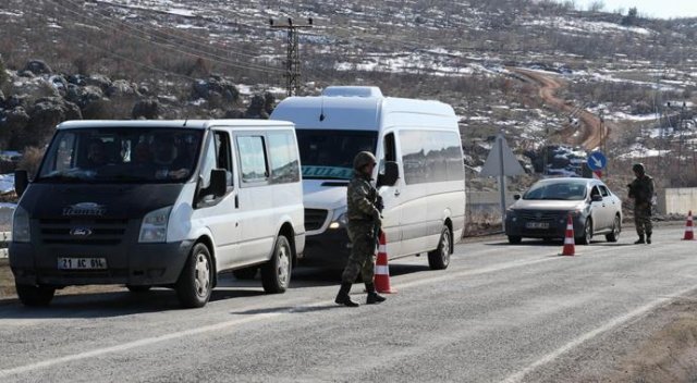 Diyarbakır'da yolcu minibüsünü kurşunladılar