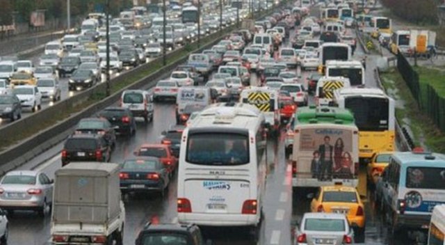 E-5&#039;te belden aşağısı çıplak ceset bulundu