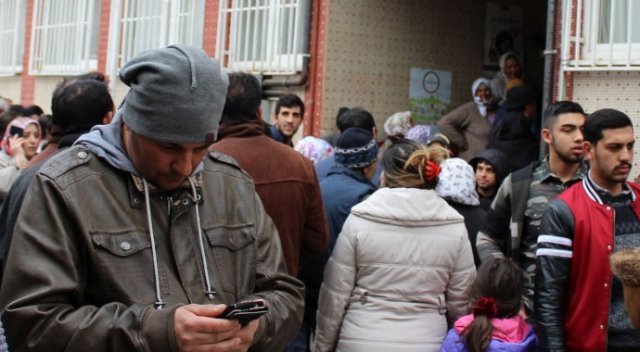 Edirne’de İŞKUR önünde uzun kuyruk oluştu Edirne’de İŞKUR önünde uzun kuyruk oluştu