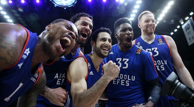 Efes son anlarda uyandı, Milano'yu yıktı Efes son anlarda uyandı, Milano'yu yıktı