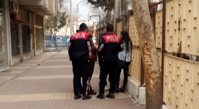Emniyetin yanında gezinen şüpheli kadın polisi harekete geçirdi