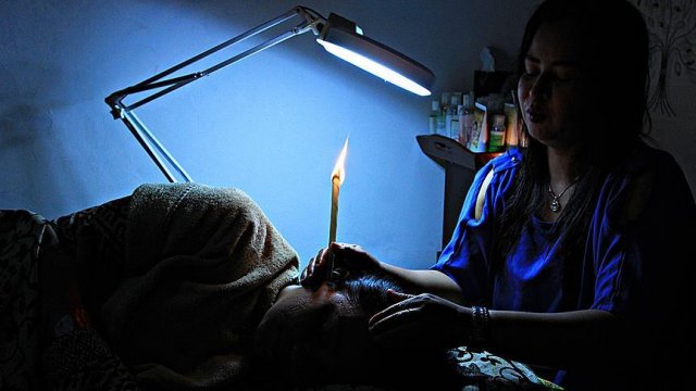 Endonezya’da kulaklar &#039;kulak mumu&#039; ile temizleniyor