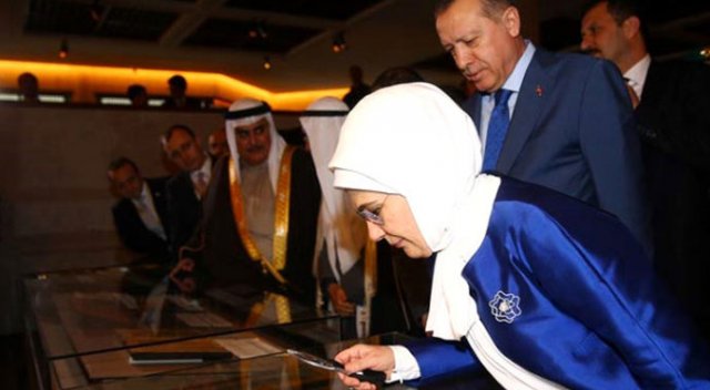 Erdoğan çifti Kur'an müzesinde 'büyüteçle' inceleme yaptı Erdoğan çifti Kur'an müzesinde 'büyüteçle' inceleme yaptı