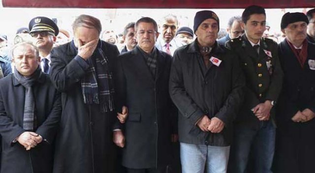 Eski bakan gözyaşlarına boğuldu Eski bakan gözyaşlarına boğuldu