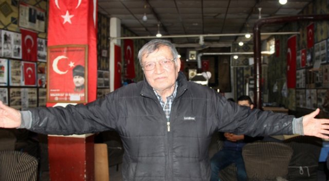 Eski futbolcu anılarını kıraathanesinde yaşatıyor Eski futbolcu anılarını kıraathanesinde yaşatıyor