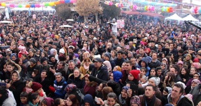 Eskişehir&#039;de 2 ton sucuk dağıtıldı, vatadaş hücum etti
