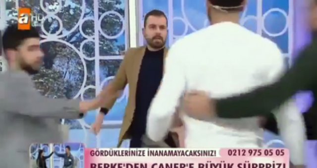 Esra Erol'da birbirlerine girdiler Esra Erol'da birbirlerine girdiler