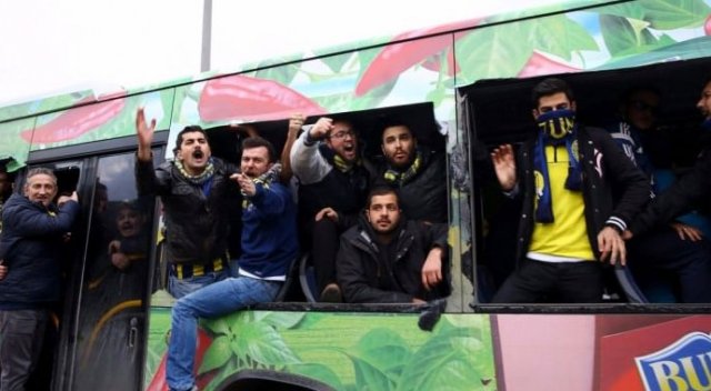 F.Bahçeliler Arena'ya böyle geldi! Otobüs camları... F.Bahçeliler Arena'ya böyle geldi! Otobüs camları...
