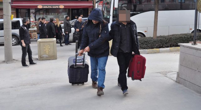 FETÖ şüphelisi askerler adliyeye valizleriyle geldi FETÖ şüphelisi askerler adliyeye valizleriyle geldi