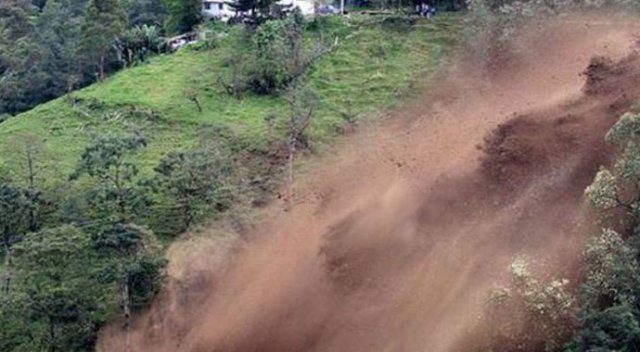 Giresun'da heyelan yolu trafiğe kapattı Giresun'da heyelan yolu trafiğe kapattı