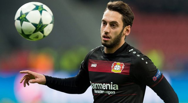 Hakan Çalhanoğlu'na futboldan 4 ay men cezası! Hakan Çalhanoğlu'na futboldan 4 ay men cezası!