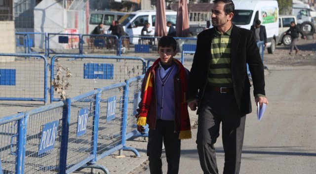 Hakan Şükür'e kızdı, oğlunun ismini değiştiriyor Hakan Şükür'e kızdı, oğlunun ismini değiştiriyor
