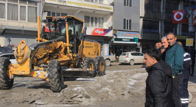 Hakkari belediyesinden buzla mücadele çalışması Hakkari belediyesinden buzla mücadele çalışması