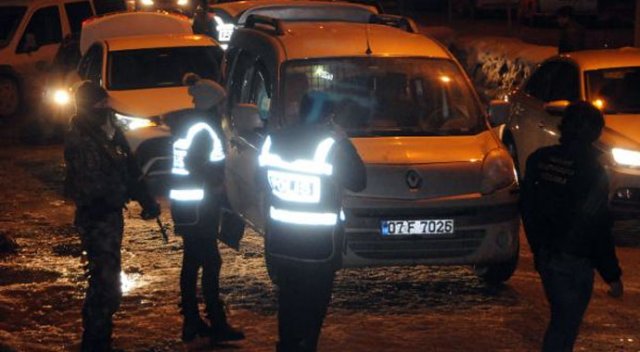 Hakkari'de 400 polisle huzur operasyonu Hakkari'de 400 polisle huzur operasyonu