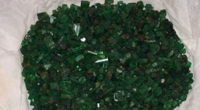 Hakkari’de 474 gram zümrüt taşı ele geçirildi Hakkari’de 474 gram zümrüt taşı ele geçirildi