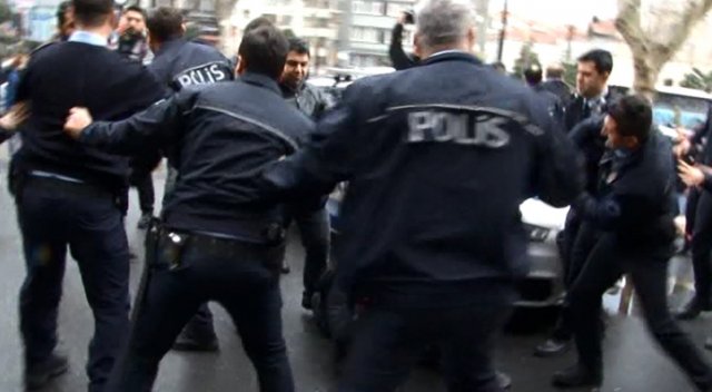 Hastane önünde linç girişimi! Hastane önünde linç girişimi!