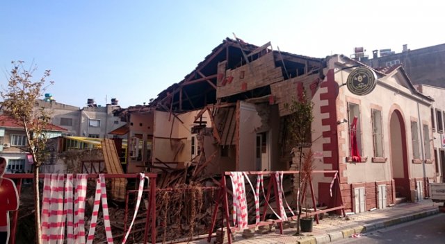 İnşaatın temek kazısı tarihi binayı çökertti İnşaatın temek kazısı tarihi binayı çökertti