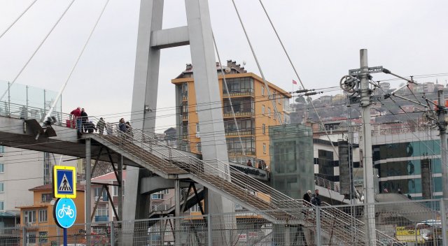 İntihar için köprüye çıkan şahsı vatandaşlar kurtardı İntihar için köprüye çıkan şahsı vatandaşlar kurtardı