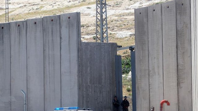 İsrail 'ayrım duvarı' inşatına devam ediyor İsrail 'ayrım duvarı' inşatına devam ediyor
