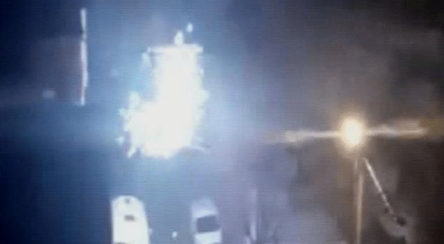 İstanbul'da elektrik direğindeki patlamalar paniğe yol açtı İstanbul'da elektrik direğindeki patlamalar paniğe yol açtı