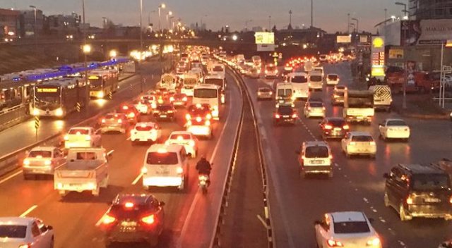 İstanbul'da 'okul servisi' yoğunluğu İstanbul'da 'okul servisi' yoğunluğu