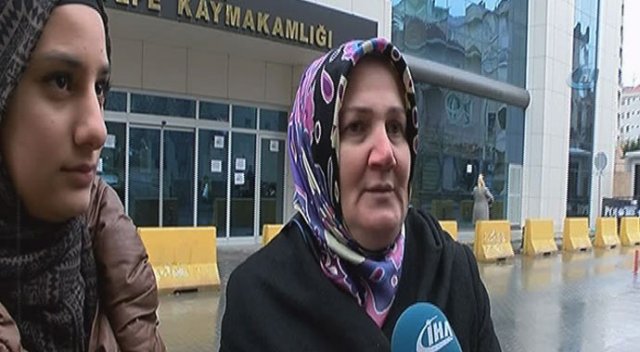 İstanbul'da saldırıya uğrayan başörtülü kızın annesi yaşananlara tepki gösterdi İstanbul'da saldırıya uğrayan başörtülü kızın annesi yaşananlara tepki gösterdi