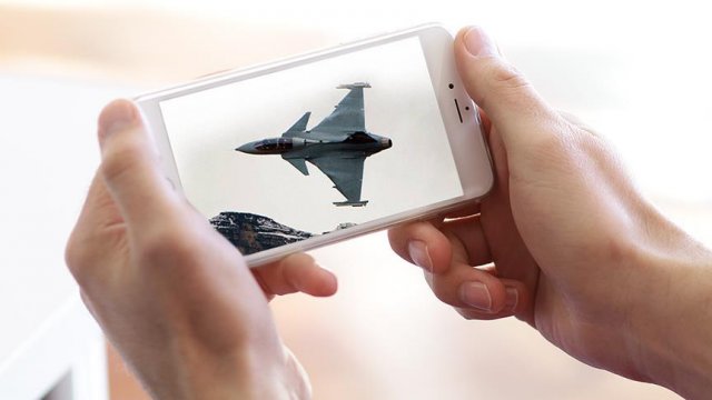 İsveç'te savaş uçağını cep telefonuyla görüntüleyene para cezası İsveç'te savaş uçağını cep telefonuyla görüntüleyene para cezası