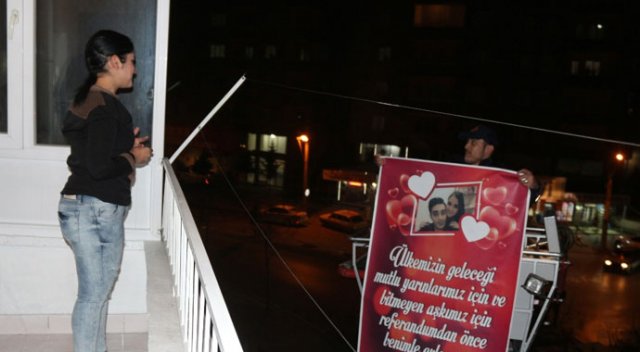 İtfaiyeciden, yangın merdiveninden evlilik teklifi İtfaiyeciden, yangın merdiveninden evlilik teklifi