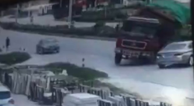 Kamyon otomobilin üzerine devrildi Kamyon otomobilin üzerine devrildi