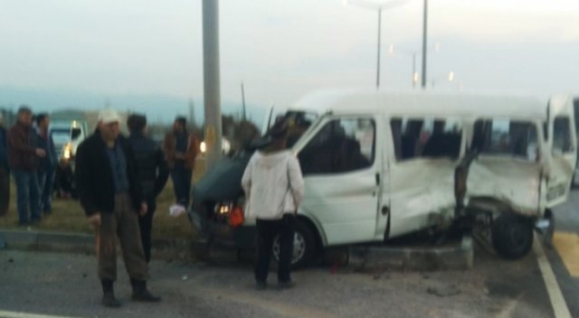 Kamyonetle minibüs çarpıştı: 1 ölü 4 yaralı Kamyonetle minibüs çarpıştı: 1 ölü 4 yaralı