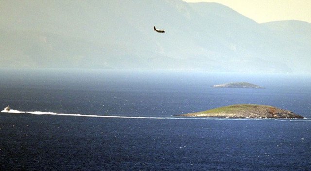 Kardak'ta sıcak dakikalar! Türk uçağı alçak uçuş yaptı Kardak'ta sıcak dakikalar! Türk uçağı alçak uçuş yaptı