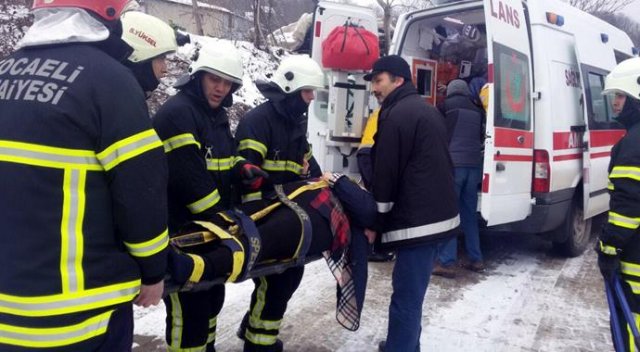 Karlı yolda kayan cip eve çarptı, 5 kişi yaralandı Karlı yolda kayan cip eve çarptı, 5 kişi yaralandı