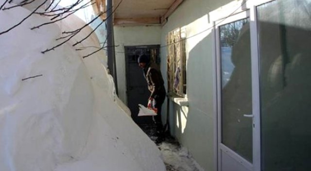 Karlıova&#039;da vatandaşlar 1 hafta sonra tünel kazarak evlerinden çıktılar