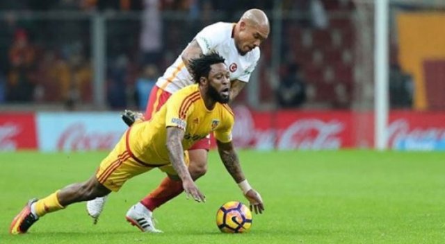 Kayserispor'da Lawal kulübeyi karıştırdı