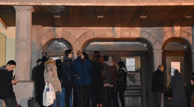 Kimlik çıkartmak için geceden sıraya girdiler