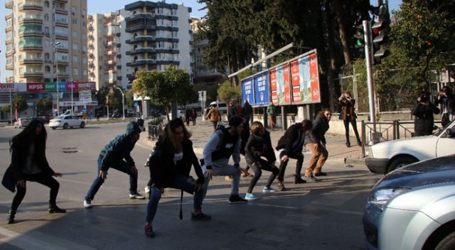 Yer Adana! Kırmızı ışıkta dans ettiler