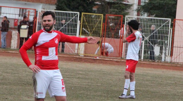 Kırmızı kart gören sporcu tellerin üstünden atladı