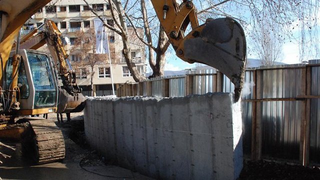 Kosova ve Sırbistan, Mitrovica'yı ayıran duvarın yıkılmasından memnun Kosova ve Sırbistan, Mitrovica'yı ayıran duvarın yıkılmasından memnun