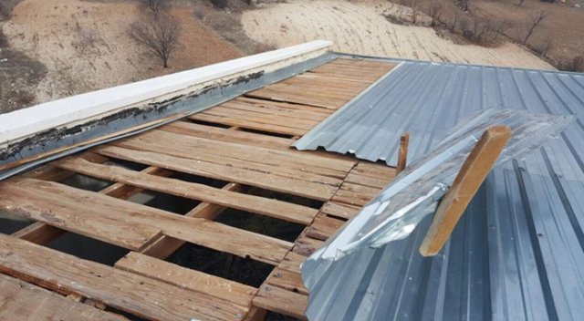 Kuvvetli rüzgar çatıları uçurdu