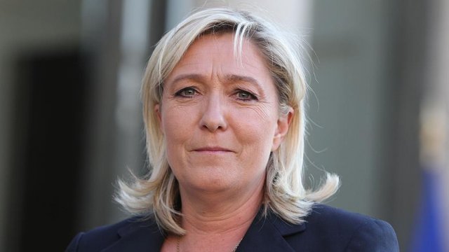 Le Pen'e soru soran gazeteci tartaklandı Le Pen'e soru soran gazeteci tartaklandı