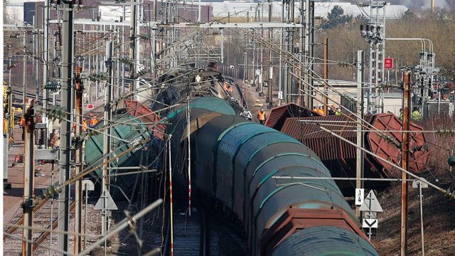 Lüksemburg'da yük treni ile yolcu treni çarpıştı Lüksemburg'da yük treni ile yolcu treni çarpıştı