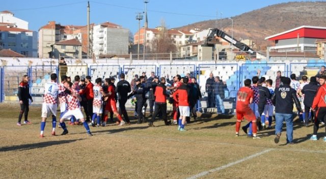 Maç sonu saha karıştı
