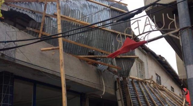 Malatya&#039;da fırtına çatıları uçurdu