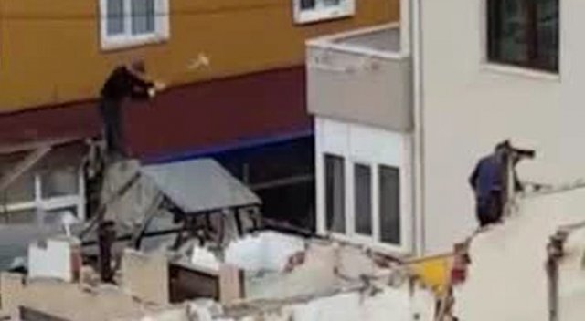 Maltepe’de üzerine bastıkları blokları balyozlarla kırdılar Maltepe’de üzerine bastıkları blokları balyozlarla kırdılar