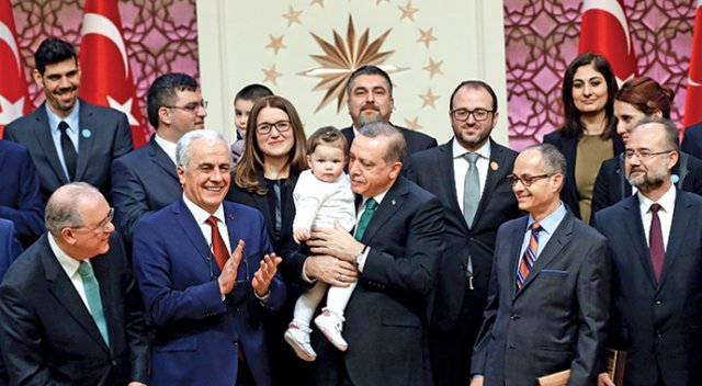 Onlar zihinlerini bir şarlatana kiralamış Onlar zihinlerini bir şarlatana kiralamış