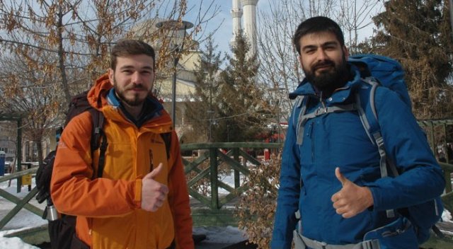 Otostop çekerek 2 yılda 60 il ve 4 ülke gezdiler