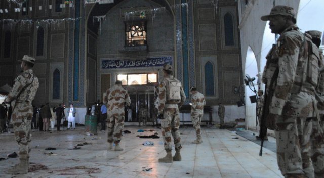 Pakistan'da türbeye bombalı saldırı: 75 ölü
