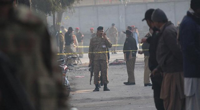 Pakistan'da yerel mahkemeye intihar saldırısı: 4 ölü, 10 yaralı Pakistan'da yerel mahkemeye intihar saldırısı: 4 ölü, 10 yaralı